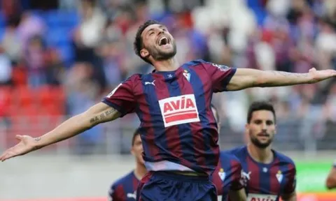 Mua tiền đạo Atletico Madrid, Swansea phá kỉ lục chuyển nhượng