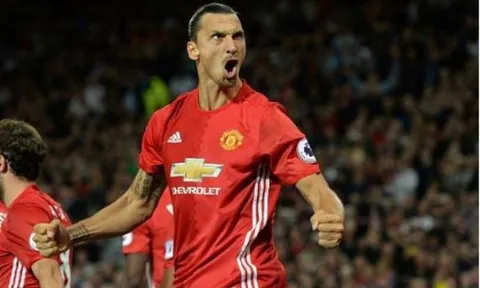Jamie Carragher so sánh Ibrahimovic với 'hàng hớ' Liverpool