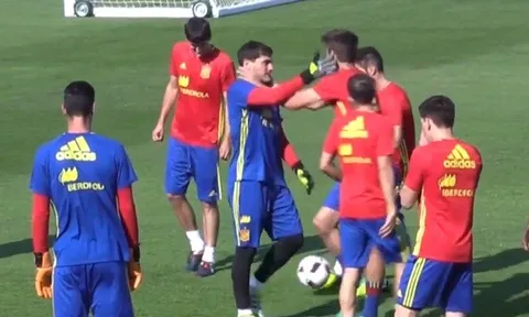 Casillas tát Pique, nội bộ TBN lục đục?