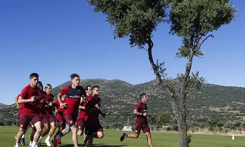 Cầu thủ Atletico "lắc đầu, lè lưỡi" với Simeone