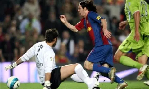 Cầu thủ khiếm thị đi bóng và ghi bàn như Messi
