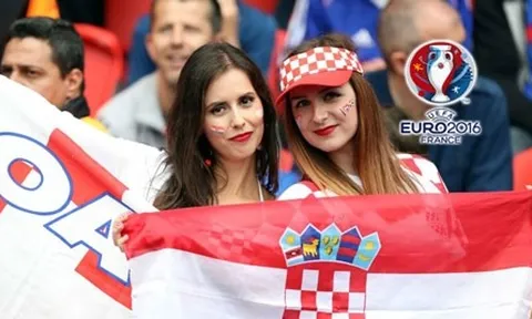 CĐV CH Czech vs Croatia thi nhau đọ sắc trên khán đài
