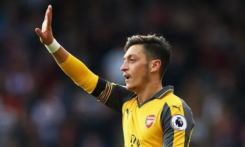 CĐV được dịp 'troll' Ozil sau màn trình diễn tệ hại