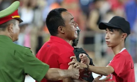 CĐV Hải Phòng lao xuống sân đòi 'ăn thua' với trọng tài
