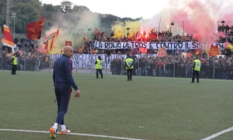 CĐV mang pháo làm 'loạn' sân tập của Roma trước thềm Derby