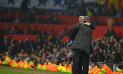 CĐV MU đòi sa thải Mourinho, hy vọng Sir Alex trở lại
