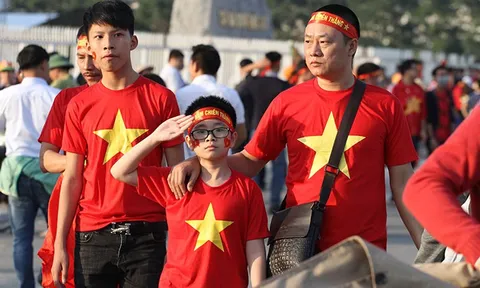 CĐV Việt Nam "quẩy" cực sung trước giờ khai chiến