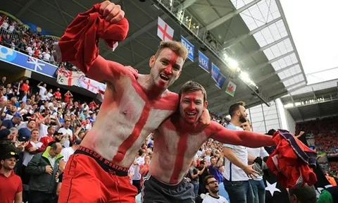 CĐV Wales khóc ngất, người Anh phát cuồng sau chiến thắng