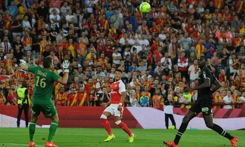 Chamberlain cứu Arsenal khỏi thất bại bẽ bàng trước Lens