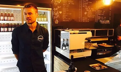 Chán cảnh dự bị tại Liverpool, Mignolet chuyển sang bán cà phê