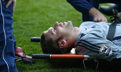 Chấn thương suýt cướp đi mạng sống của Petr Cech
