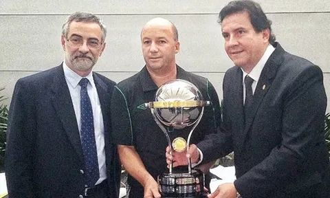 Nhà vô địch năm 2015 trao cúp cho Chapecoense