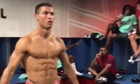 Chạy theo trào lưu, Ronaldo được dịp khoe bụng 6 múi