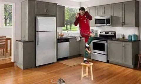 Ảnh chế: Ronaldo "mong manh dễ vỡ" từ ngày hụt pen; Trung Quốc khẳng định "sức mạnh" khủng khiếp ở EURO 2016