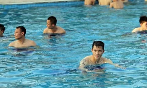 Chiêm ngưỡng body 'cực chuẩn' của các cầu thủ Việt Nam bên hồ bơi