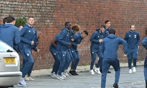 Chiến Liverpool, dàn sao M.U làm nóng người ở... bãi đỗ xe