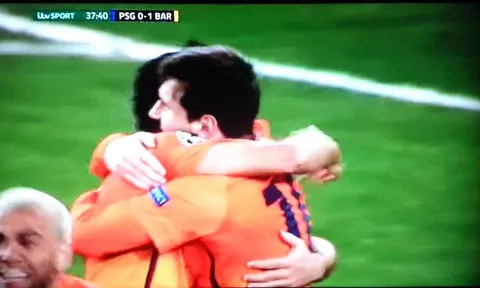 Choáng váng với pha kiến tạo của Alves cho Lionel Messi