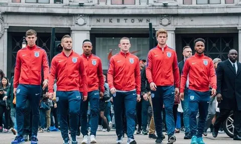 Chưa đá EURO, Rooney đã vội lấy lòng đồng đội