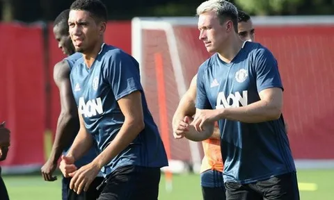 Chưa ra sân, Phil Jones lại dính chấn thương