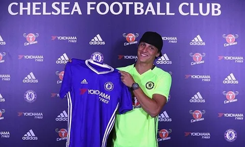 Chùm ảnh: David Luiz rạng rỡ khoe áo đấu Chelsea
