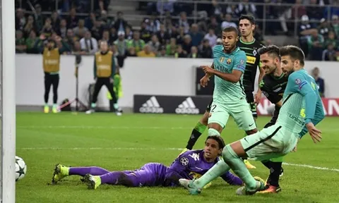Chùm ảnh: Không Messi, Pique sắm vai người hùng của Barcelona