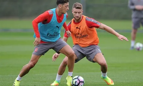 Chùm ảnh: Lucas Perez phấn khích, Mustafi tập cực hăng trước đại chiến Southampton