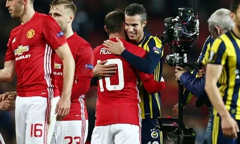 Chùm ảnh: Ngày về "hang Quỷ" đầy cảm xúc của Robin van Persie