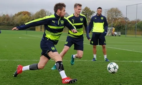 Chùm ảnh: Người thừa Debuchy trở lại, Arsenal quyết chiến PSG