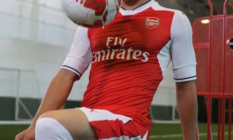 Chùm ảnh: Tân binh Nhật Bản ra mắt Arsenal, ký hợp đồng với Stuttgart