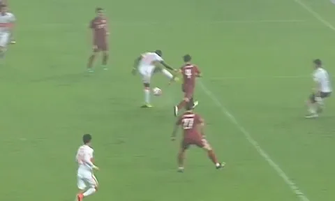 Cisse sút hụt vẫn ghi bàn khó tin ở Trung Quốc