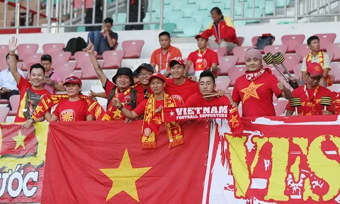 Cổ động viên Việt Nam quậy tung sân Wunna Theikdi