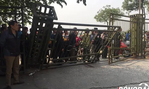Không mua được vé, người hâm mộ xô đổ cổng Liên đoàn bóng đá Việt Nam