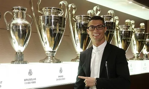 Cộng đồng mạng chế giễu cặp kính của Ronaldo