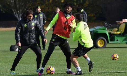 Conte đích thân vào sân 'cướp' bóng cùng học trò