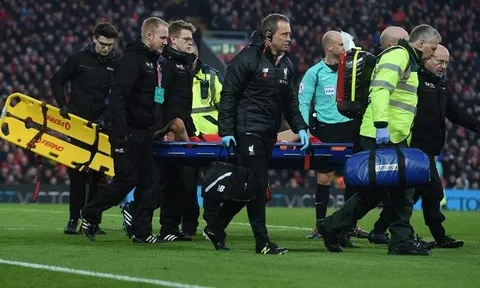 Coutinho rời sân bằng cáng, CĐV Liverpool 'gào khóc'
