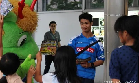 Công Phượng phát tờ rơi ở ga tàu Nhật Bản