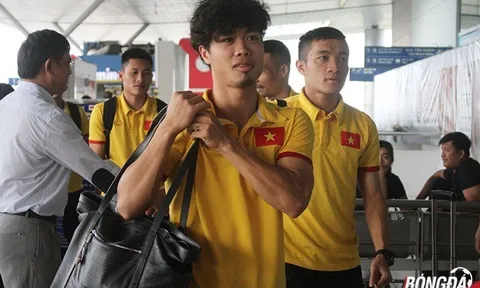 Công Phượng xuất hiện với mái tóc xù, túi xách điệu đà tại sân bay