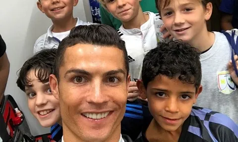 CR7 và sao bóng đá quây quần bên gia đình