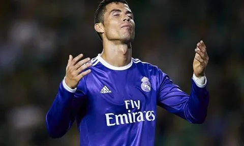 Cristiano Ronaldo đang... buồn