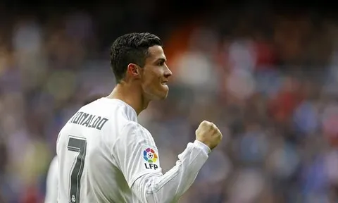 Cristiano Ronaldo hủy diệt đối thủ với "bàn tay nhỏ"