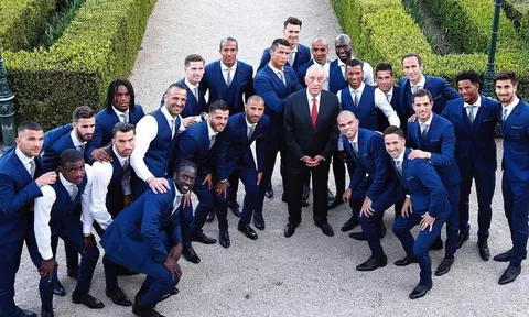 Cristiano Ronaldo sang chảnh cả trong ảnh chụp chung cùng tổng thống Bồ Đào Nha