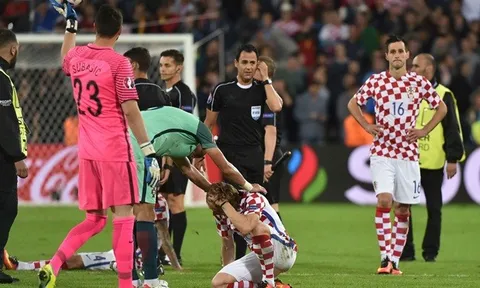 Croatia bại trận, Modric bật khóc trong vòng tay Ronaldo