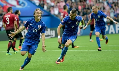 Modric làm bùng nổ Parc des Princes bằng siêu phẩm volley