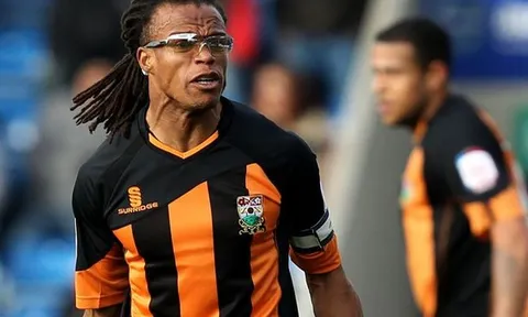 Cú đá của Edgar Davids khiến thủ thành đối phương nằm sân