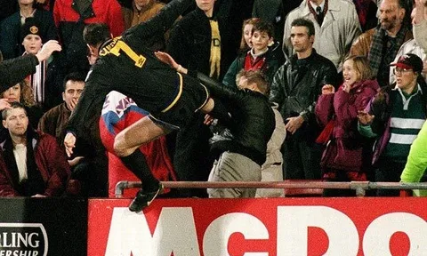 Cú đá Kung Fu 'huyền thoại' của Eric Cantona
