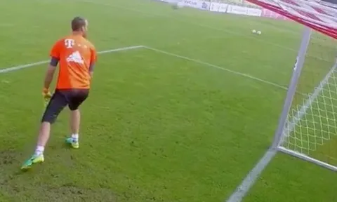 Cú đá penalty cực dị của Douglas Costa