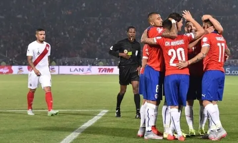 Cú đúp của Vidal giúp Chile kịch tính hạ Peru