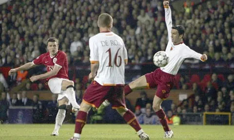Cú nã đại bác của Michael Carrick vs AS Roma