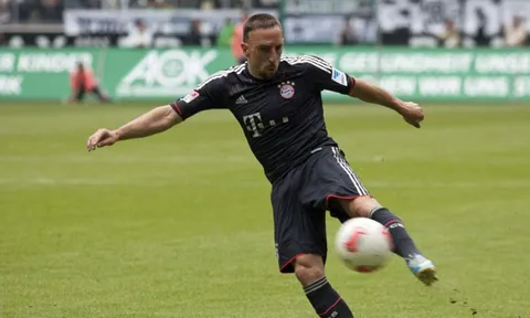 Cú volley không thể cản phá của Franck Ribery