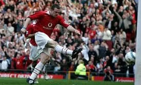 Cú volley như búa bổ của Wayne Rooney vs Newcastle